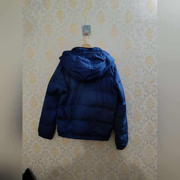 Abercrombie & Fitch - Picture 4 of 4